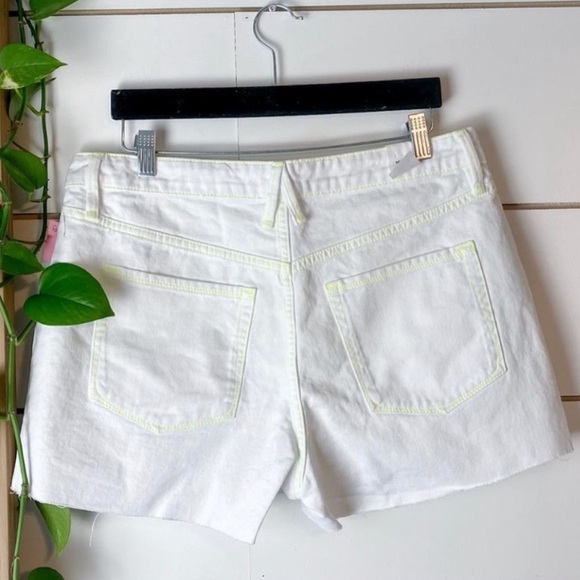 ⭐️NEW⭐️ Good American Frayed Shorts - Picture 2 of 3